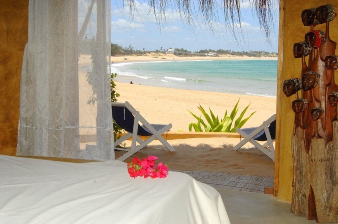De mooiste huwelijksreisbestemmingen in Afrika - bungalow, zeezicht, strand, Tofo, Mozambique