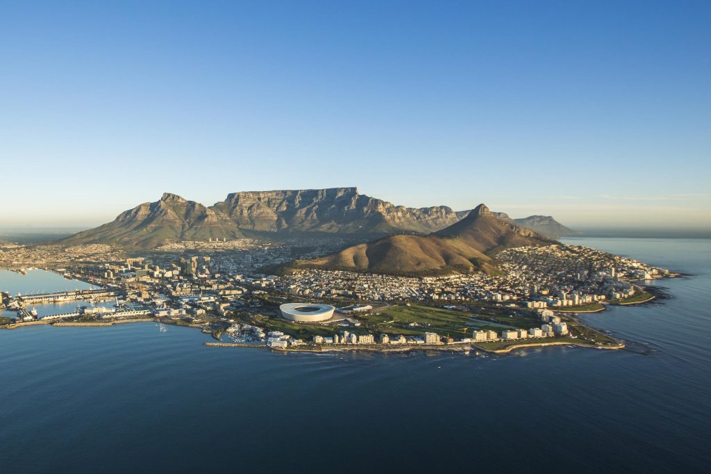 Kaapstad - Stadgezicht met stadion, Lion's Head en Tafelberg