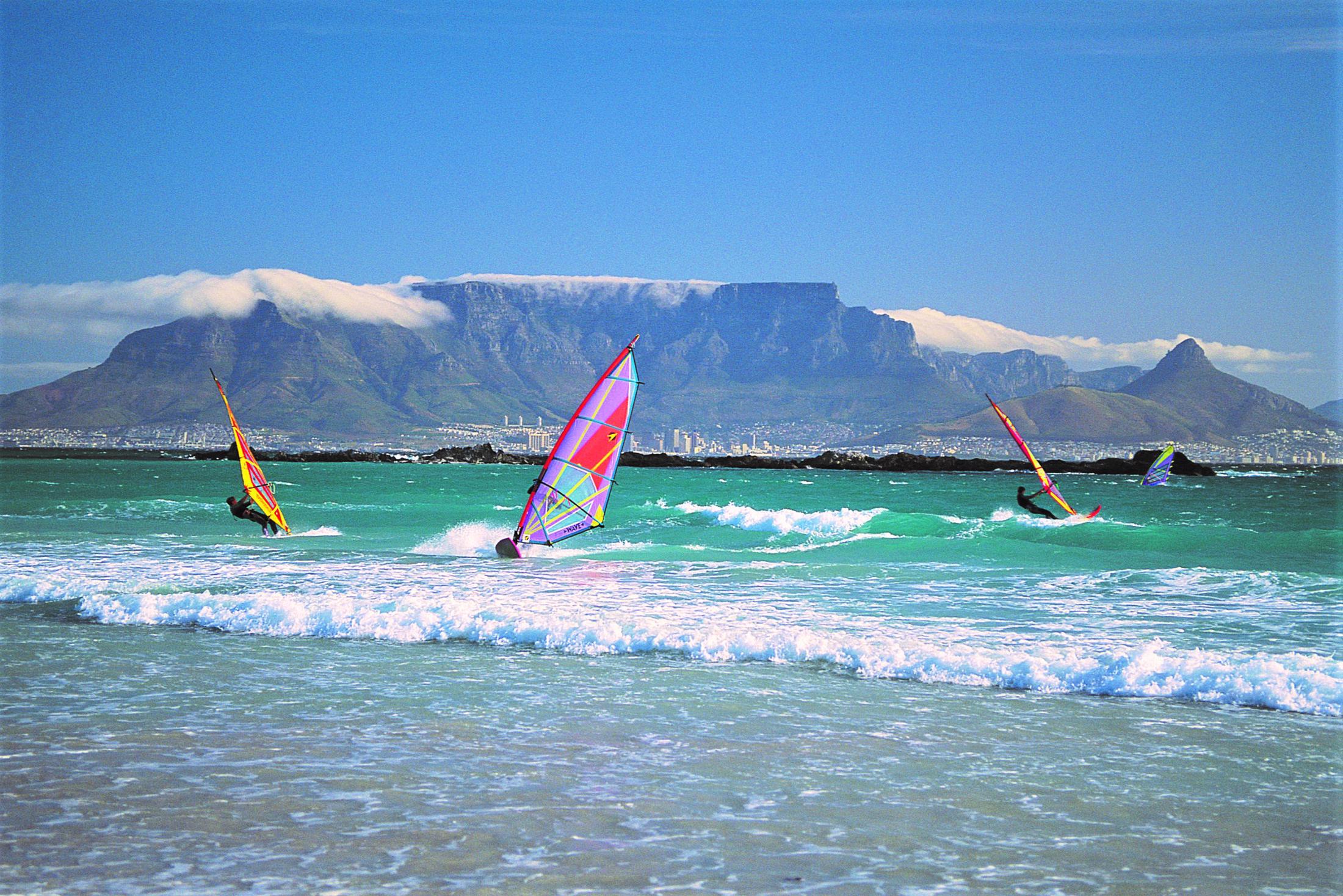 Kaapstad - Windsurfers met Tafelberg op de achtergrond