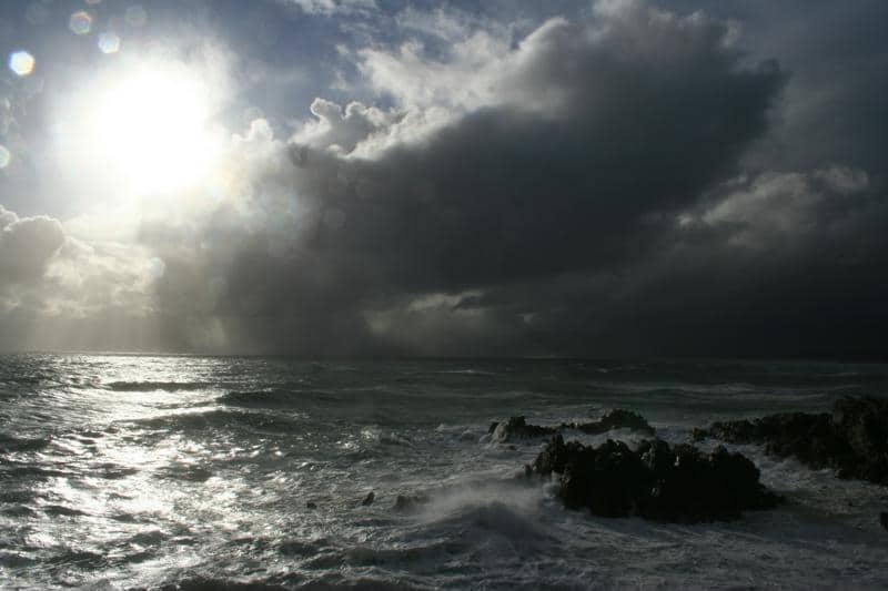 In de Kaapregio krijgen de regenbuien vaak een extra dramatisch effect door het beeld van een onstuimige zee onder de donkere lucht.