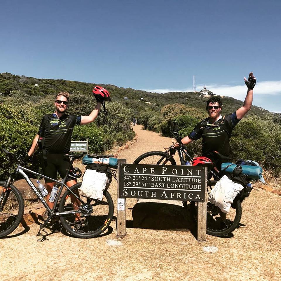 Jomi & Hein aan het einde van hun tocht bij Cape Point in Kaapstad (bron: Kosi2Cape Facebook pagina)