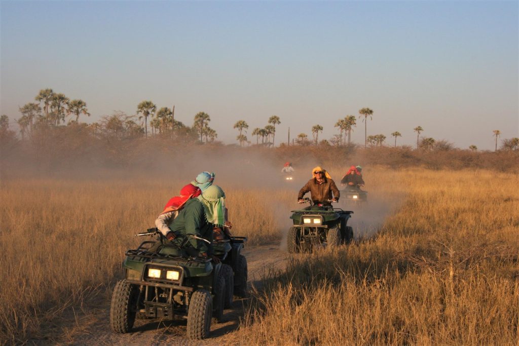 Leukste activiteiten Botswana - Makgadikgadi Zoutpannen - Quad bike tocht door het gras