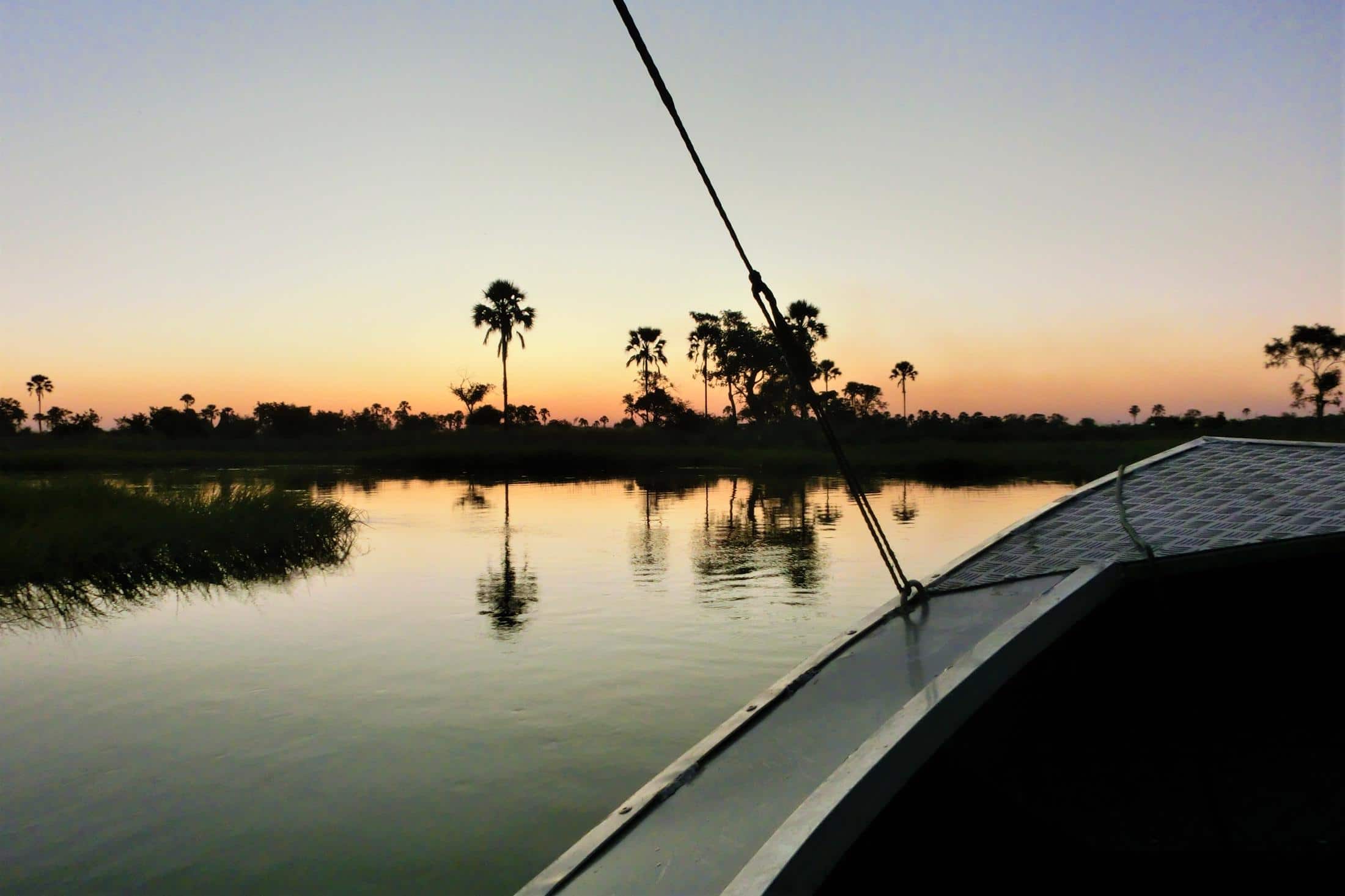 Leukste activiteiten Botswana - Zonsondergang vanuit motorbootje in Okavango Delta