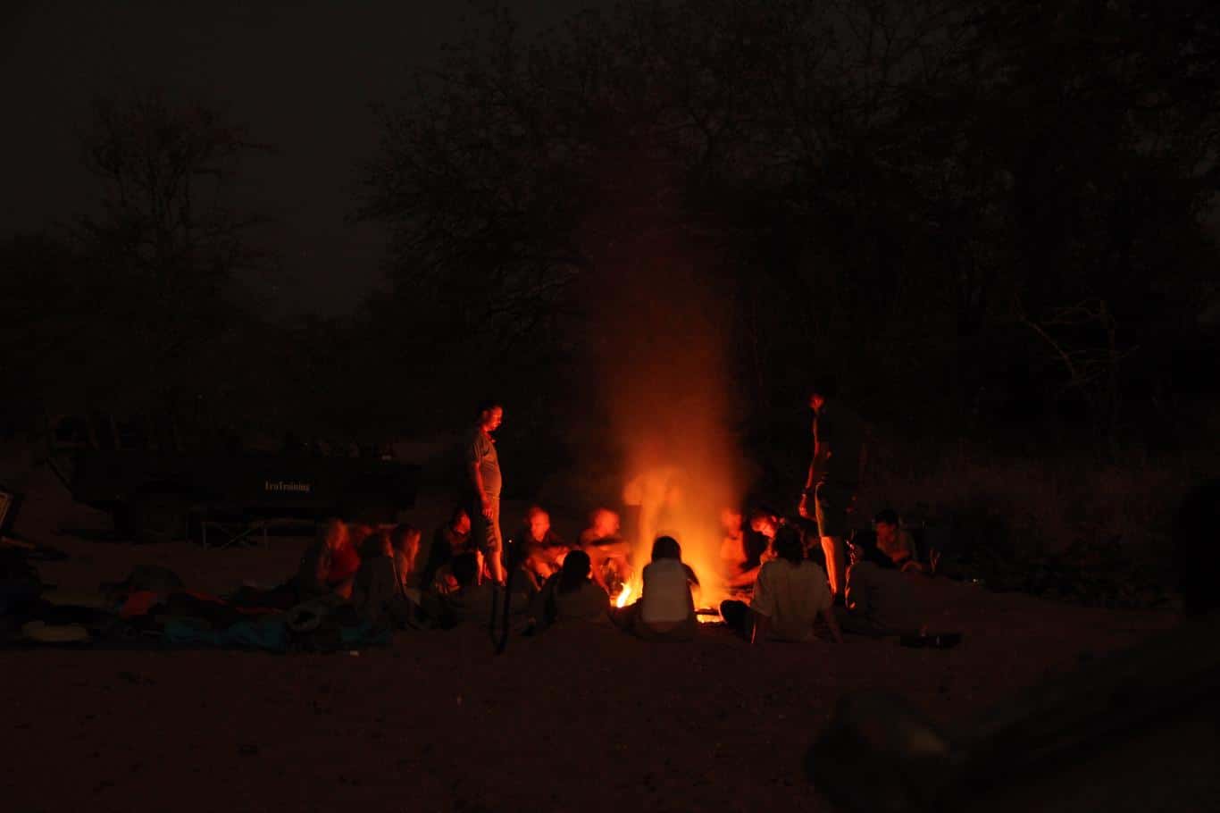 Rangercursussen: samen om een kampvuur, soms tijdens een overnachting midden in de bush.
