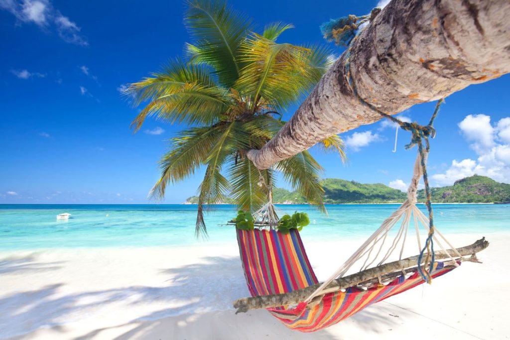 Hangmat Seychellen Strand - dit zijn de mooiste huwelijksreisbestemmingen in Afrika