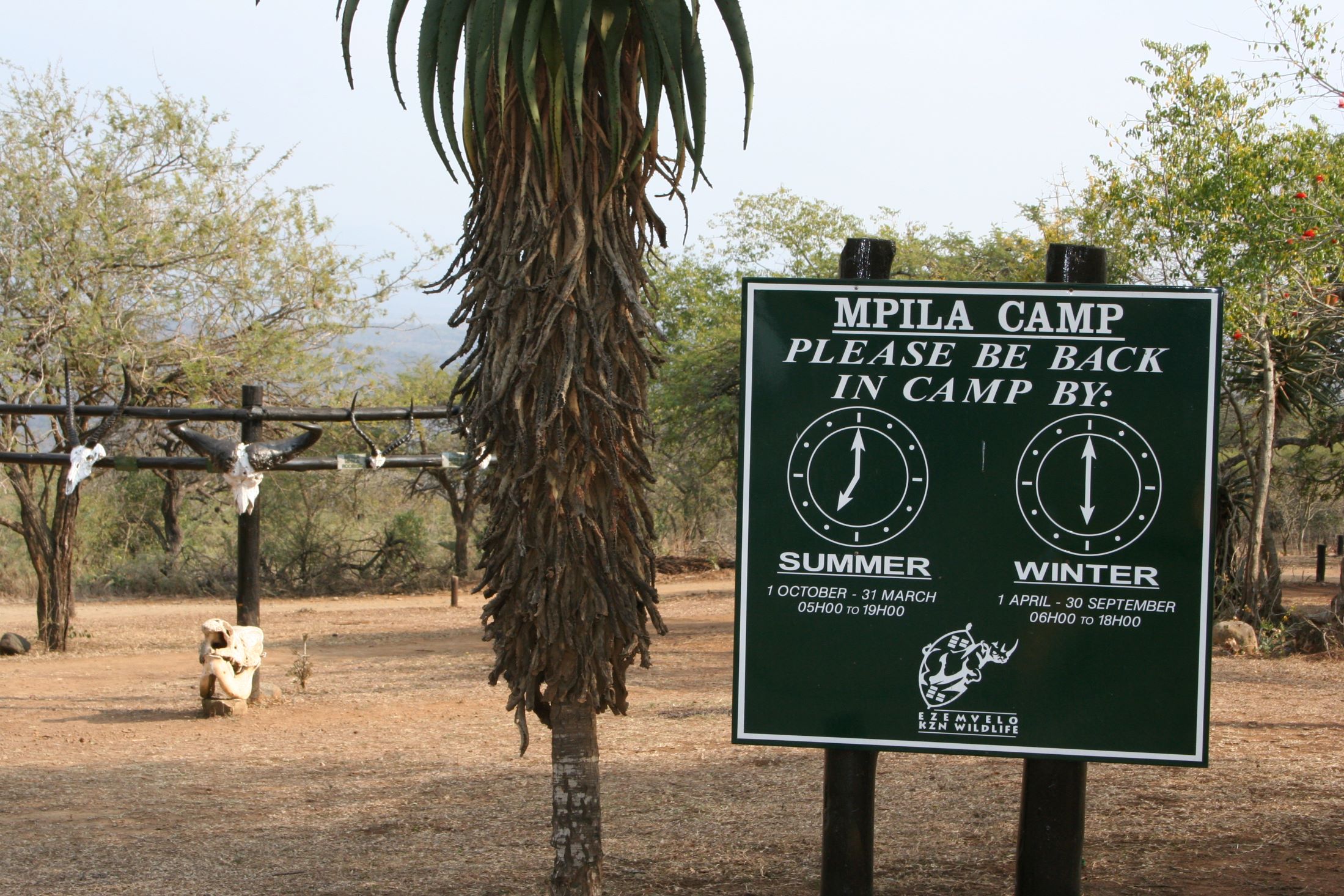 Dit is het tijdsverschil tussen Zuid-Afrika en Nederland + bord zomer & wintertijd Hluhluwe