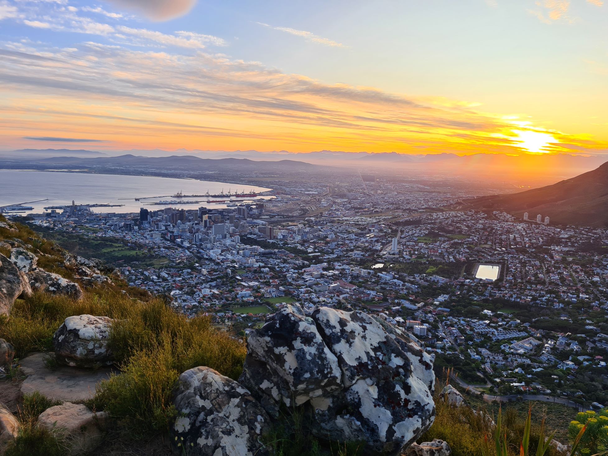 Dit is het tijdsverschil tussen Zuid-Afrika en Nederland + zonsopgang Kaapstad