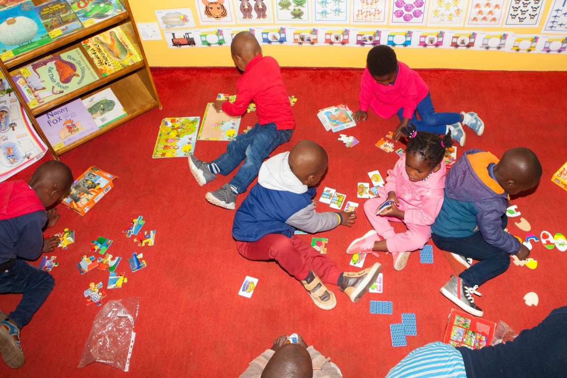 Zuid-Afrika, school, Out in Africa scholenproject, kinderen aan het puzzelen