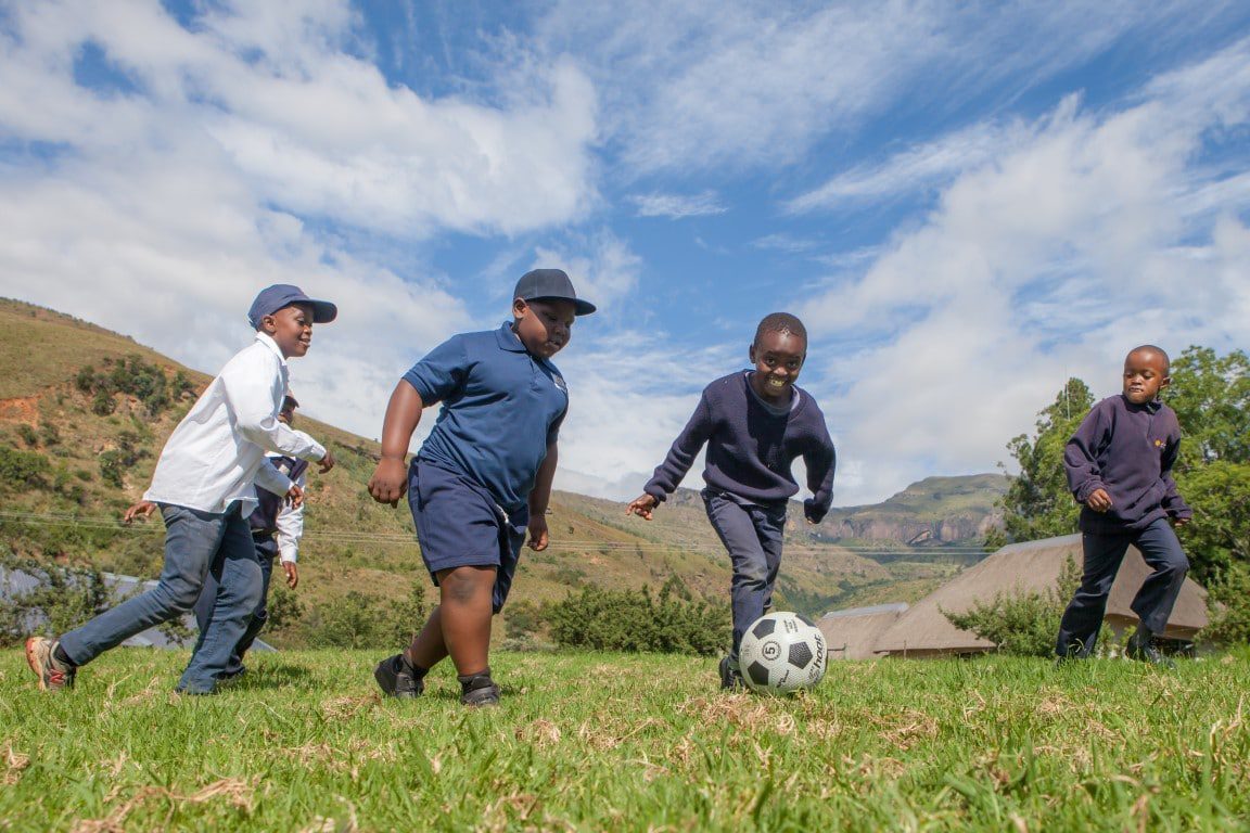 Nieuws uit afrika - out in africa - voetballen in drakensbergen
