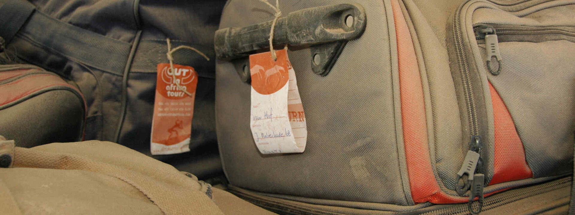 Bagage in het stof met Out in Africa labels