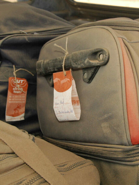 Bagage in het stof met Out in Africa labels