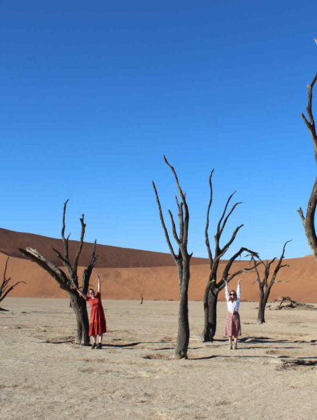 Twee meiden bij de dode bomen in de Deadvlei