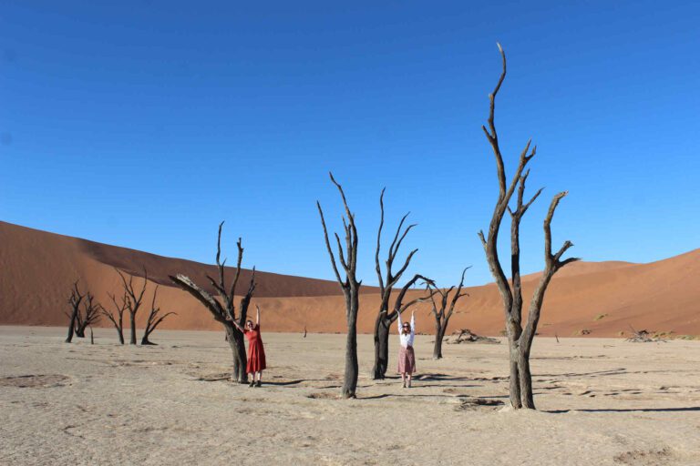 Twee meiden bij de dode bomen in de Deadvlei