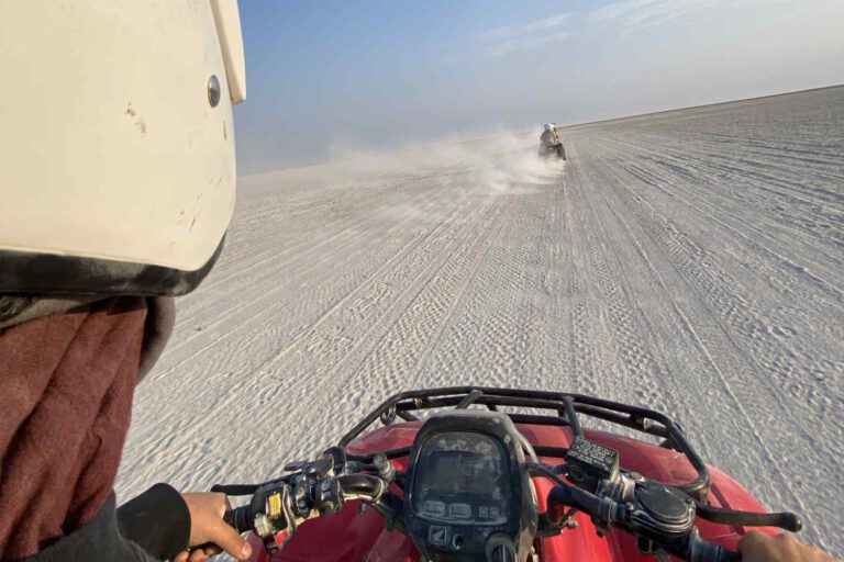 En-route op de quadbikes door de Ntwetwe Pan