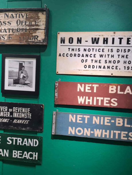 Historische borden in het Apartheidsmuseum in Johannesburg, Zuid-Afrika