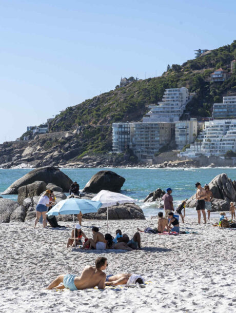 Mensen op Clifton Beach in Kaapstad