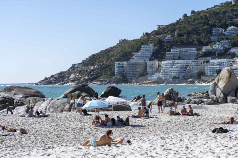 Mensen op Clifton Beach in Kaapstad