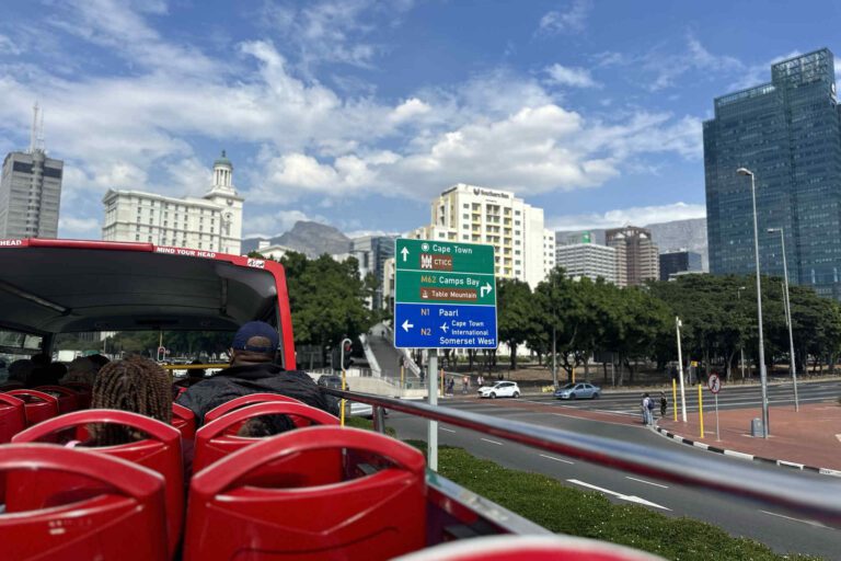 Onderweg in de Hop on - Hop off bus in Kaapstad, Zuid-Afrika