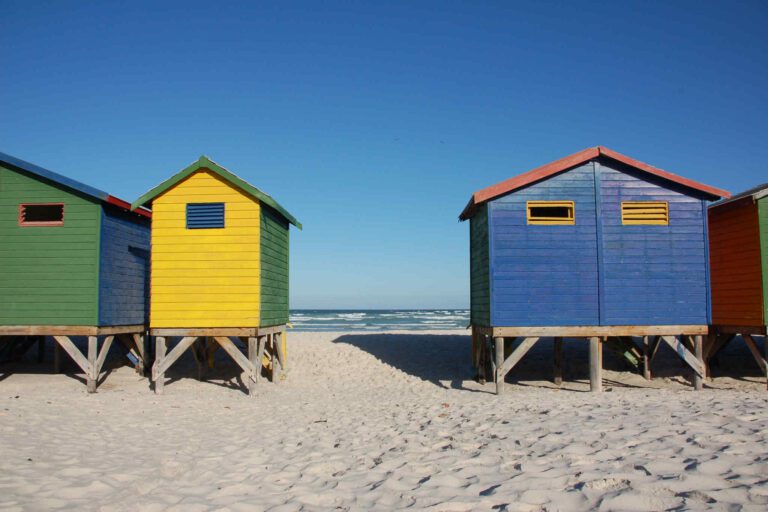 Gekleurde strandhuisjes bij Muizenberg Strand in Kaapstad