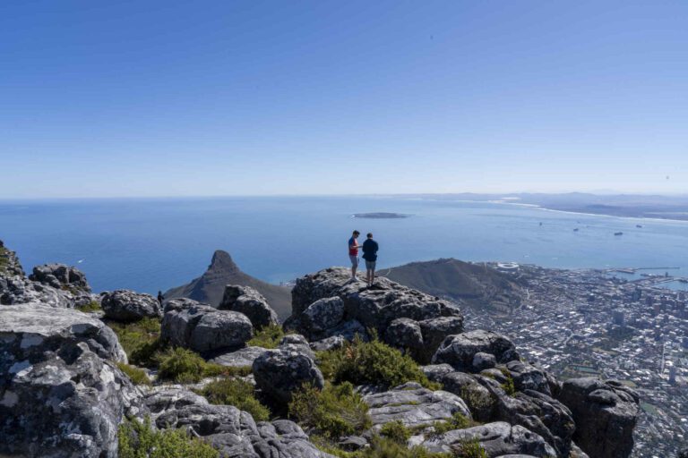 Toeristen op de Tafelberg met uitzicht over Kaapstad