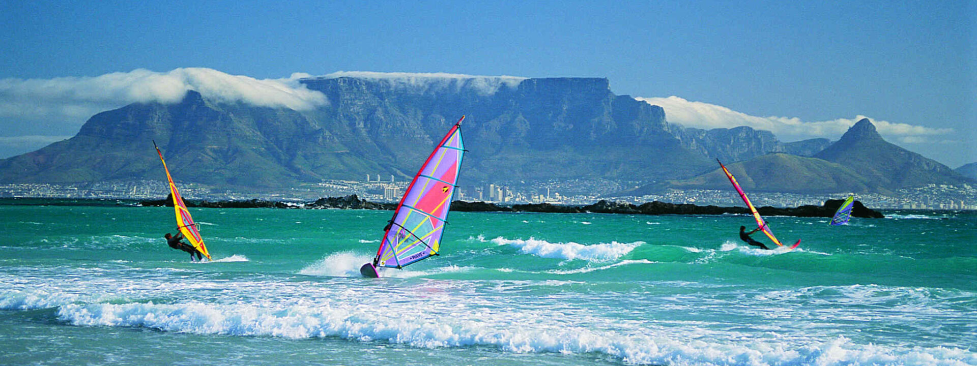 Kite surfers voor de Tafelberg in Kaapstad, Zuid-Afrika