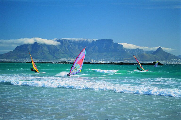 Kite surfers voor de Tafelberg in Kaapstad, Zuid-Afrika