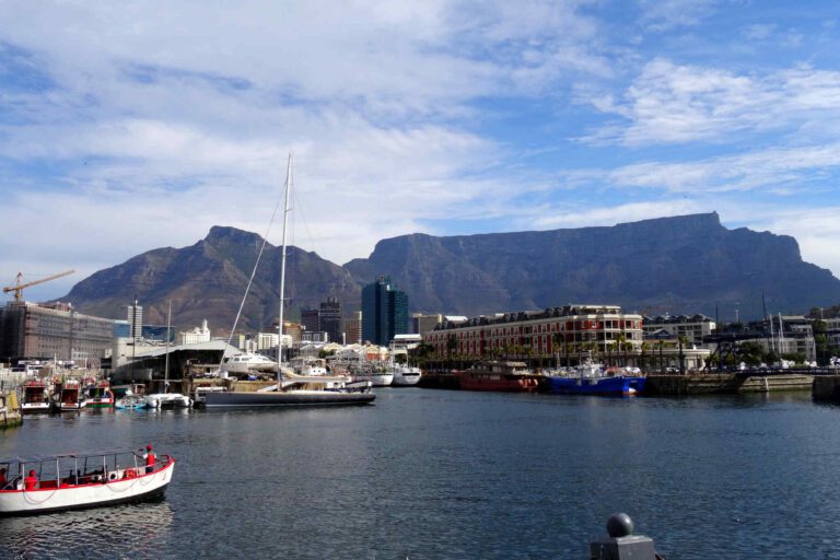 Uitzicht op de Tafelberg vanaf de V&A Watergfront in Kaapstad, Zuid-Afrika