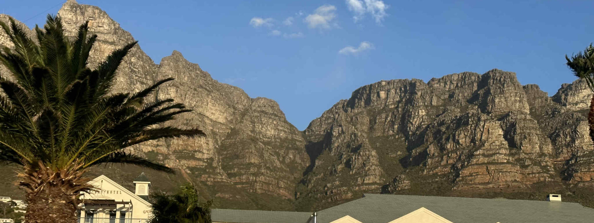 De Twelve Apostels vanaf Camps Bay in Kaapstad