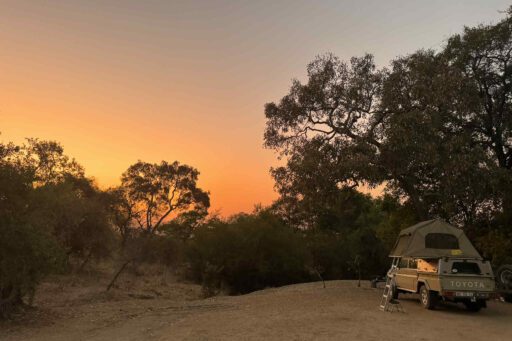 Kamperen in Zambia tijdens zonsondergang