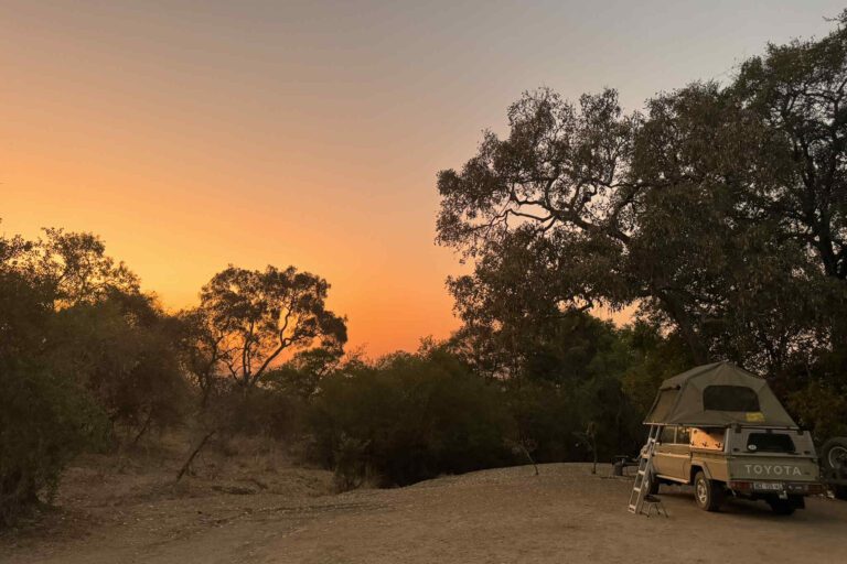 Kamperen in Zambia tijdens zonsondergang