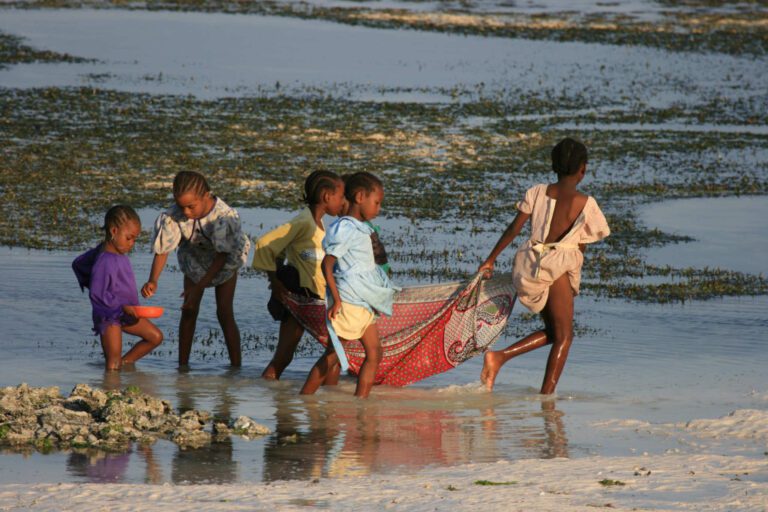 Kinderen vissen Zanzibar