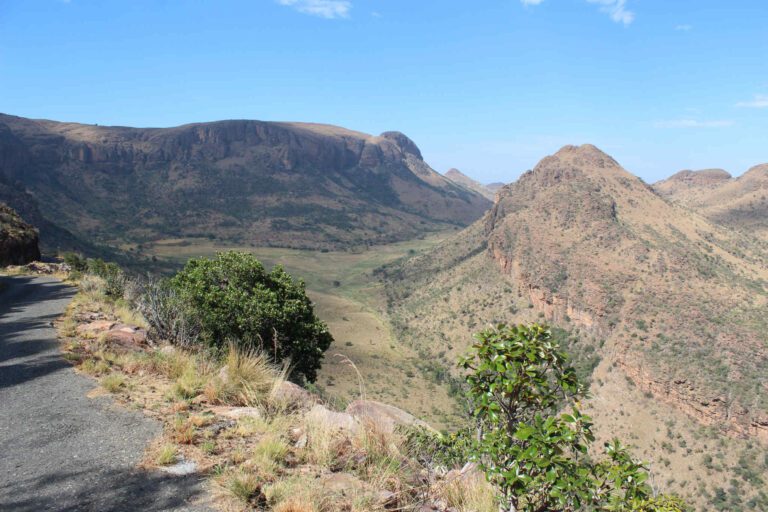 Uitzicht over de vallei vanaf de weg in Marakele Nationaal Park in Zuid-Afrika