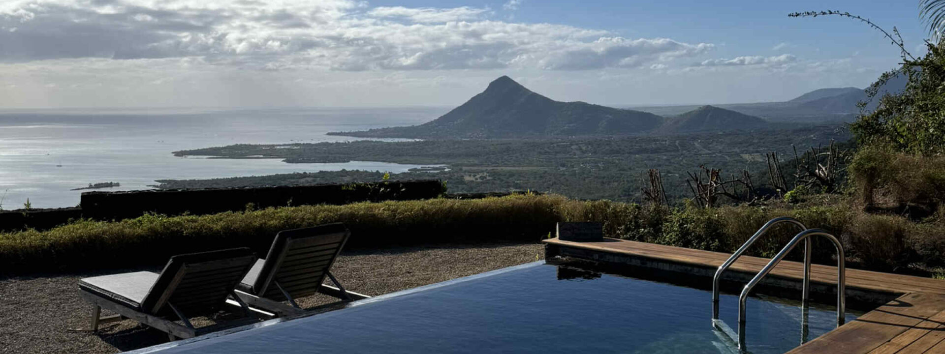 Uitzicht over Mauritius vanaf Lakaz Chamarel met zwembad op de voorgrond