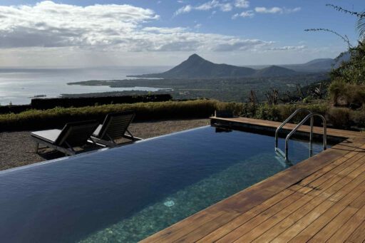 Uitzicht over Mauritius vanaf Lakaz Chamarel met zwembad op de voorgrond