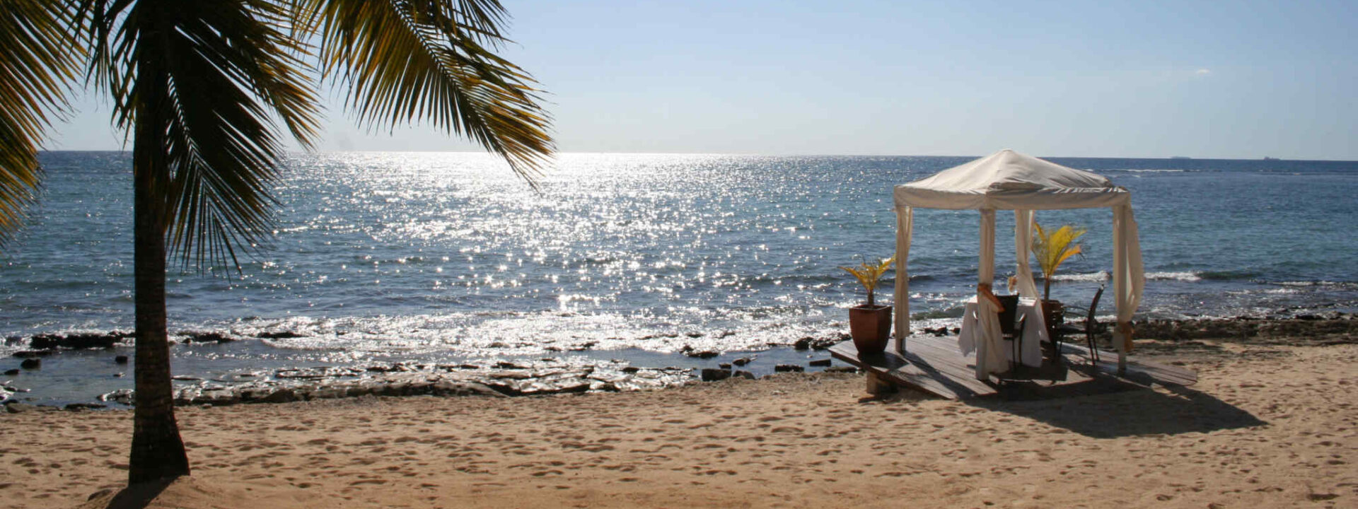 Ontbijt set-up op het strand op Mauritius