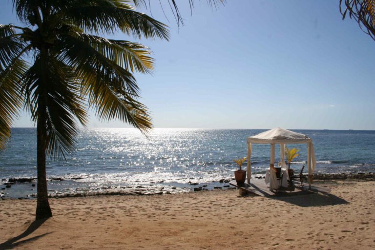 Ontbijt set-up op het strand op Mauritius