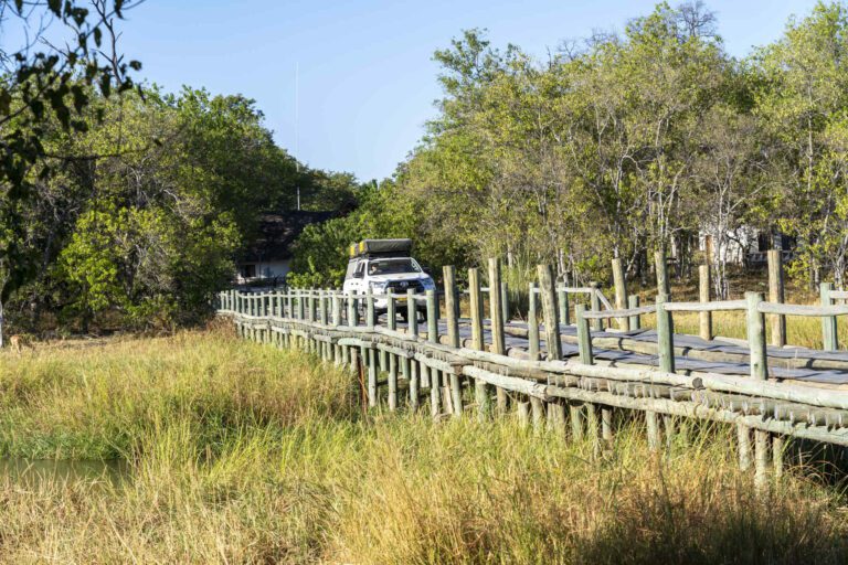 4x4 voertuig over de brug in Moremi