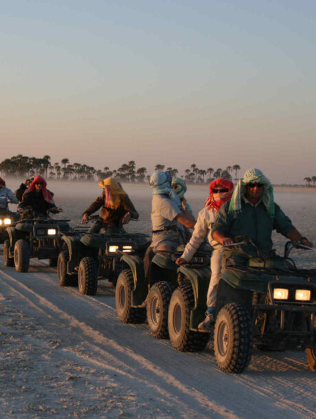 Groep quadbikers in de Ntwetwe Pans in Botswana