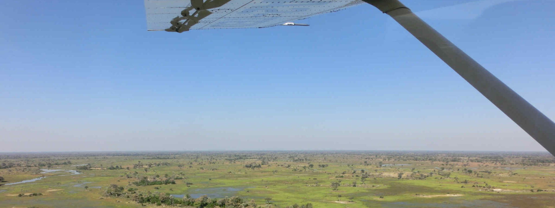 Uitzicht over de Okavango Delta vanuit een vliegtuigje