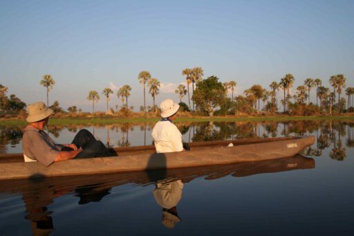 Twee toeristen in een mokoro in de Okavango Delta