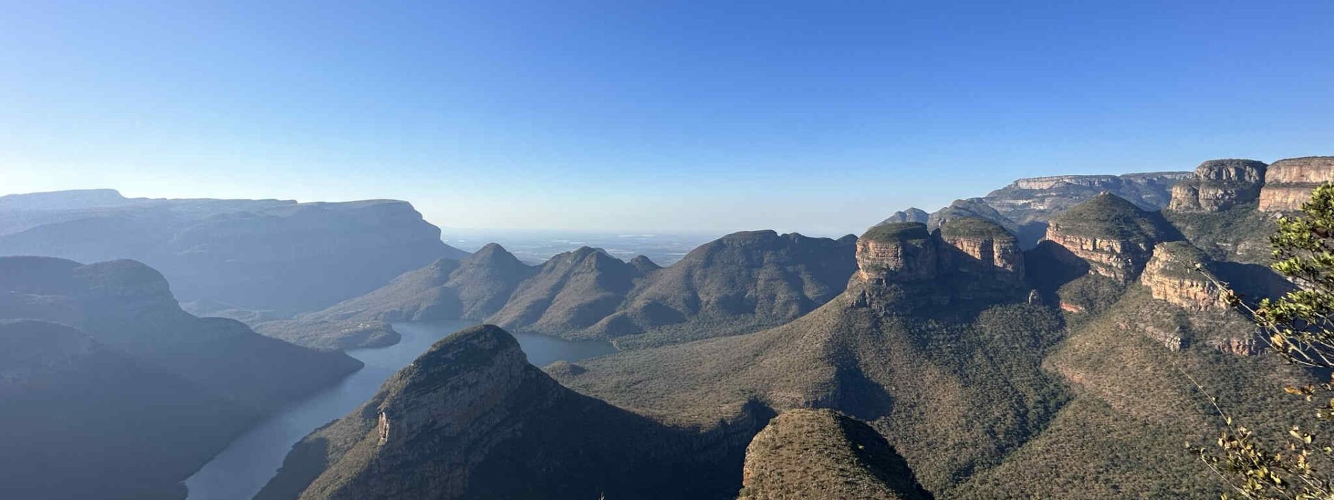 Uitzicht over Blyde Canyon en de Drie Rondavels op de Panoramaroute