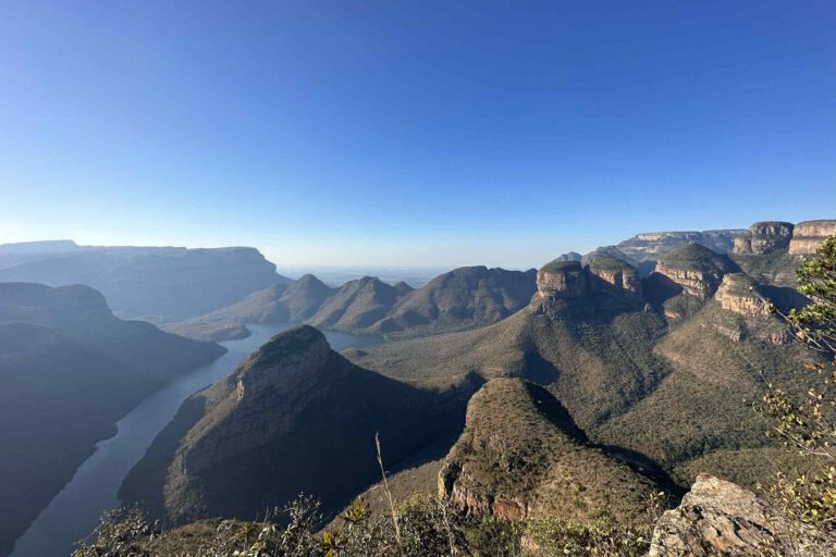 Uitzicht over Blyde Canyon en de Drie Rondavels op de Panoramaroute