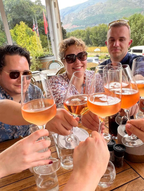 Toeristen proosten met rosé