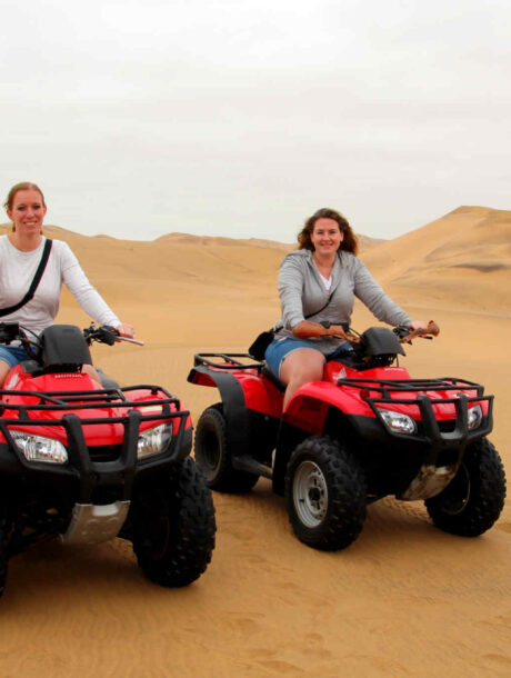 Toeristen op quads in de rode duinen nabij Swakopmund