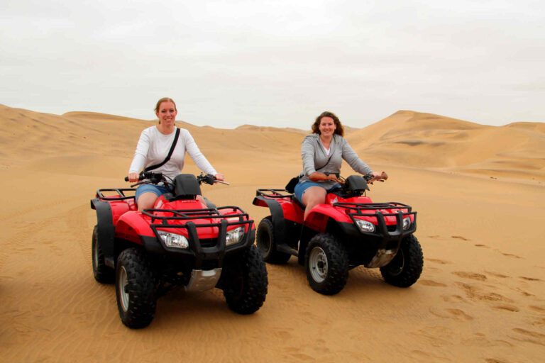Toeristen op quads in de rode duinen nabij Swakopmund