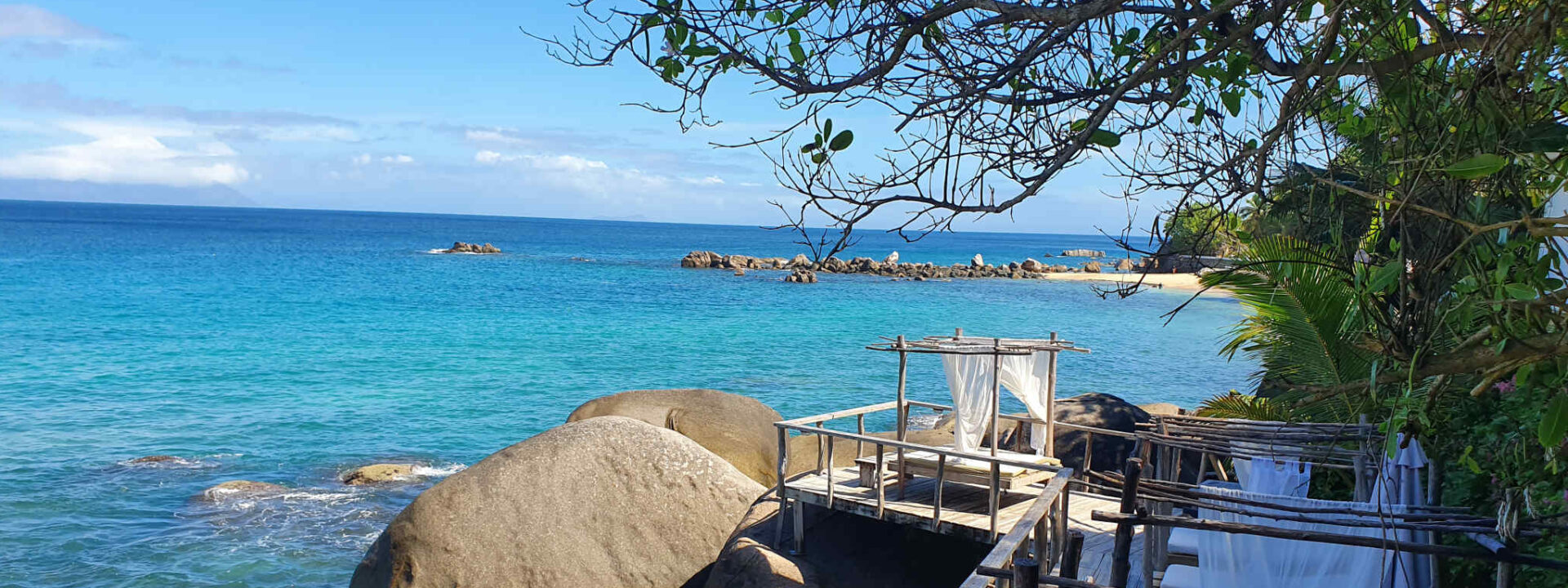 Ligbedjes tussen de rotsen op de Seychellen
