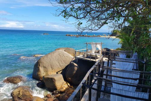 Ligbedjes tussen de rotsen op de Seychellen