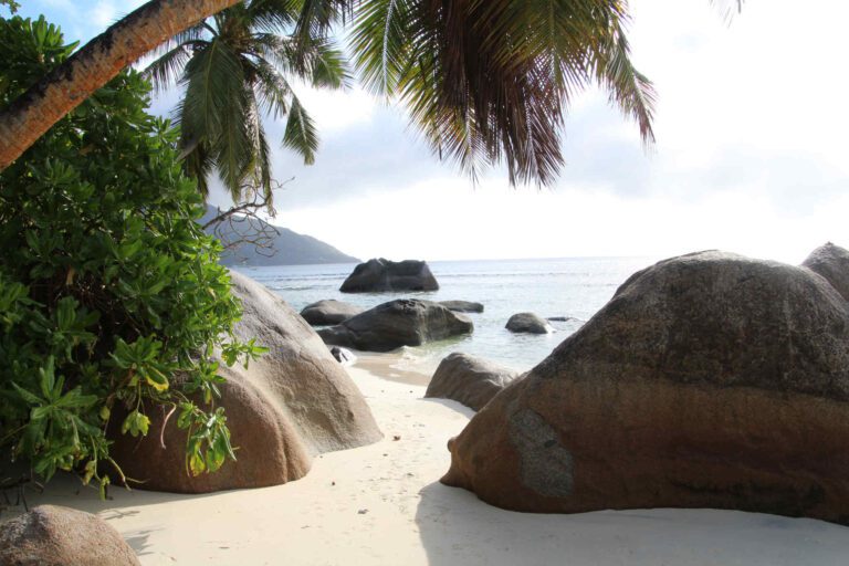 Strand en rotsen op de Seychellen