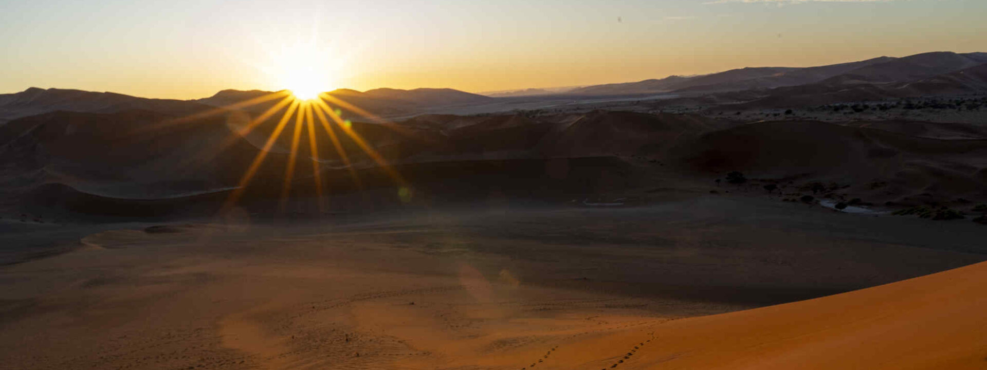Zonsopkomst over de rode duinen van de Sossusvlei