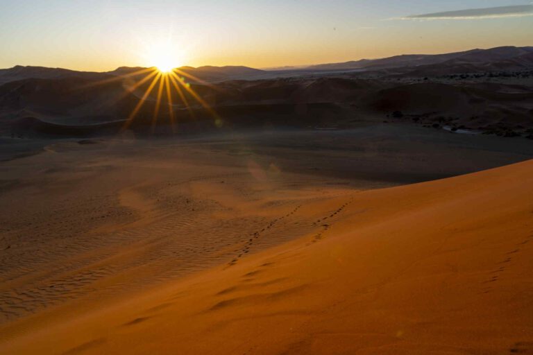 Zonsopkomst over de rode duinen van de Sossusvlei